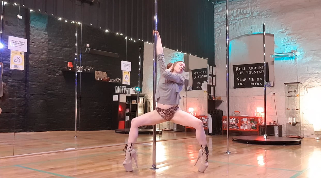 Arlene demonstrating advanced pole dance choreography tutorial april 2021